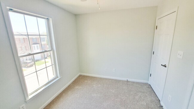 Building Photo - 3 Bed / 2 Full and 2 Half Bath Single Family Townhome