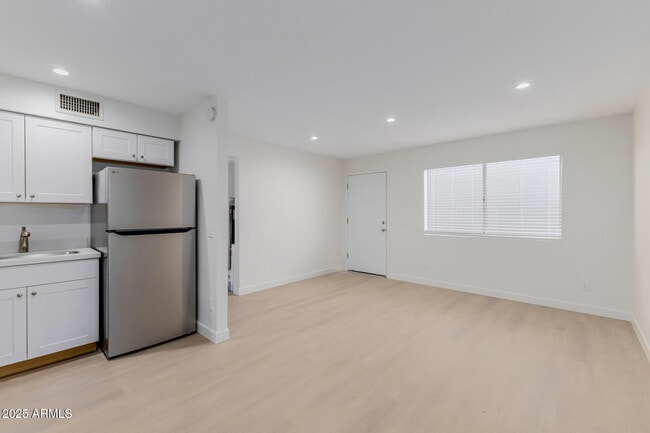 Building Photo - 936 W Rio Salado Pkwy