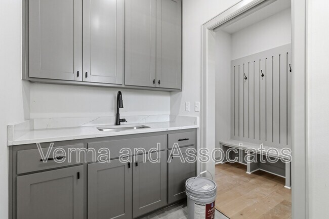 Building Photo - 1041 Whistler St