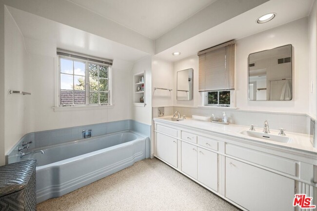 Building Photo - 708 Sierra Dr