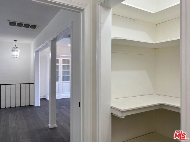 Building Photo - 619 S La Brea Ave