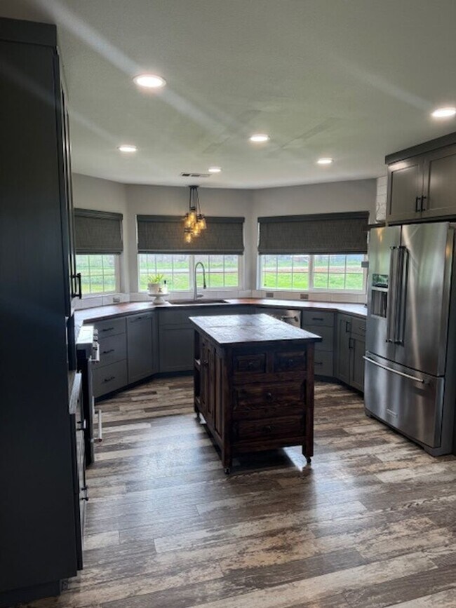 Building Photo - Country Style Living in this Charming Home in Anderson