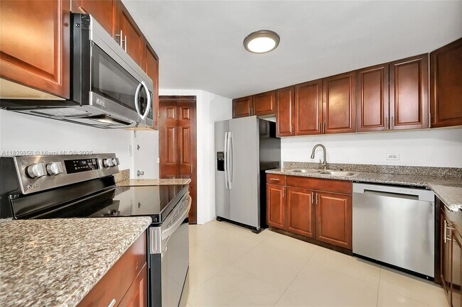 Building Photo - 801 Brickell Bay Dr