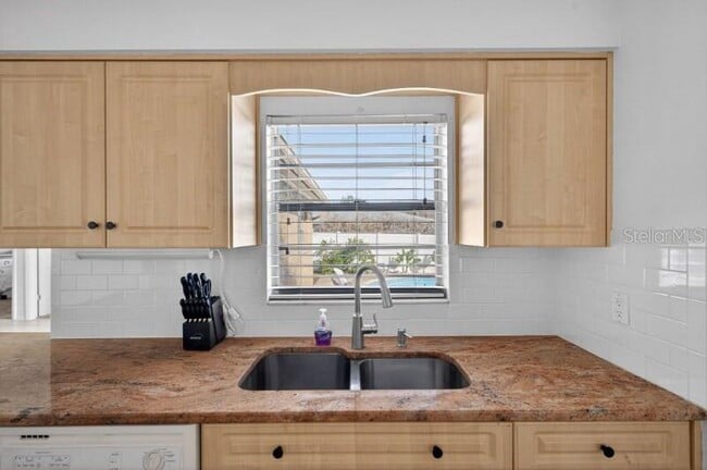 Building Photo - 8195 Coachlight Cir