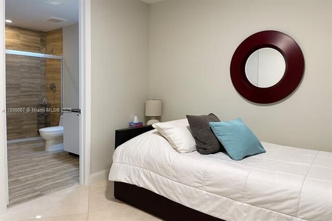 Building Photo - 15901 Collins Ave