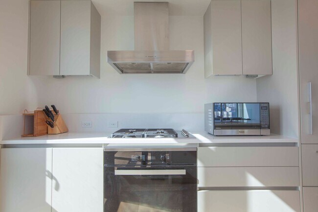 Building Photo - 2BD/2BA Modern Condo w/ Abundant Natural L...