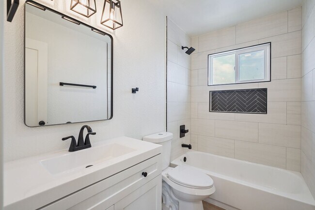 Building Photo - Calla Ave