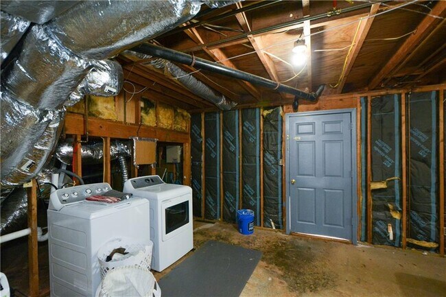 Building Photo - 643 Navarre Dr