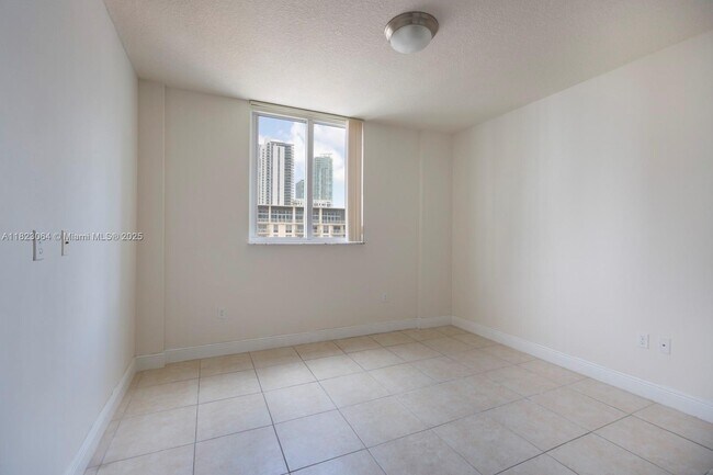 Building Photo - 423 NE 23rd St
