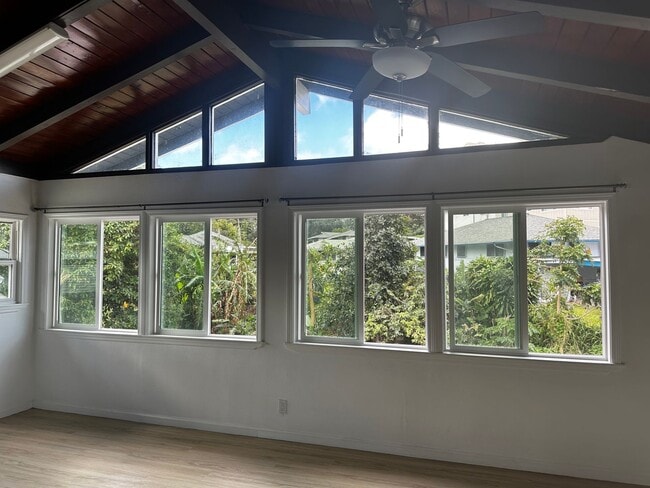 Building Photo - Upstairs 2 bedroom duplex in Kaneohe! 2 parking!