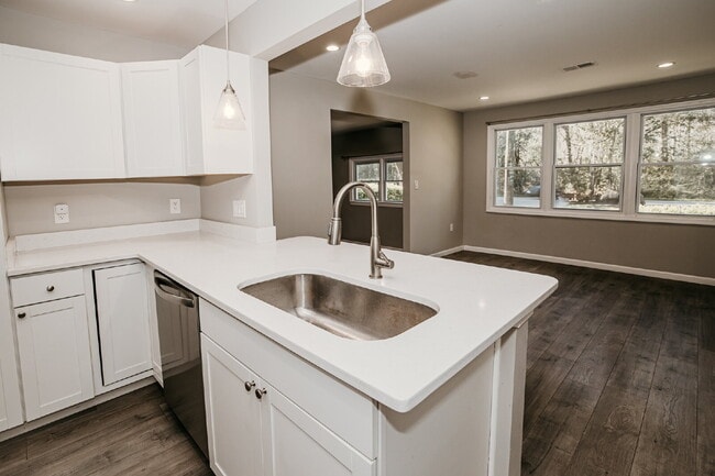 Building Photo - 3-Bedroom with 2 Full Baths Home in Charleston – Spacious 1,752 Sq