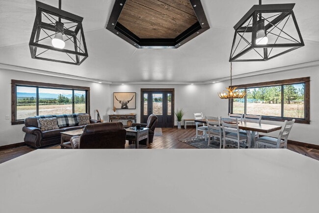 Building Photo - Luxury Home for Rent – Expansive Acreage, ...