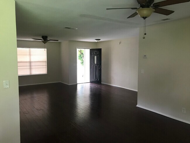 Building Photo - Come see this beautiful 3/2 1243 sq ft home