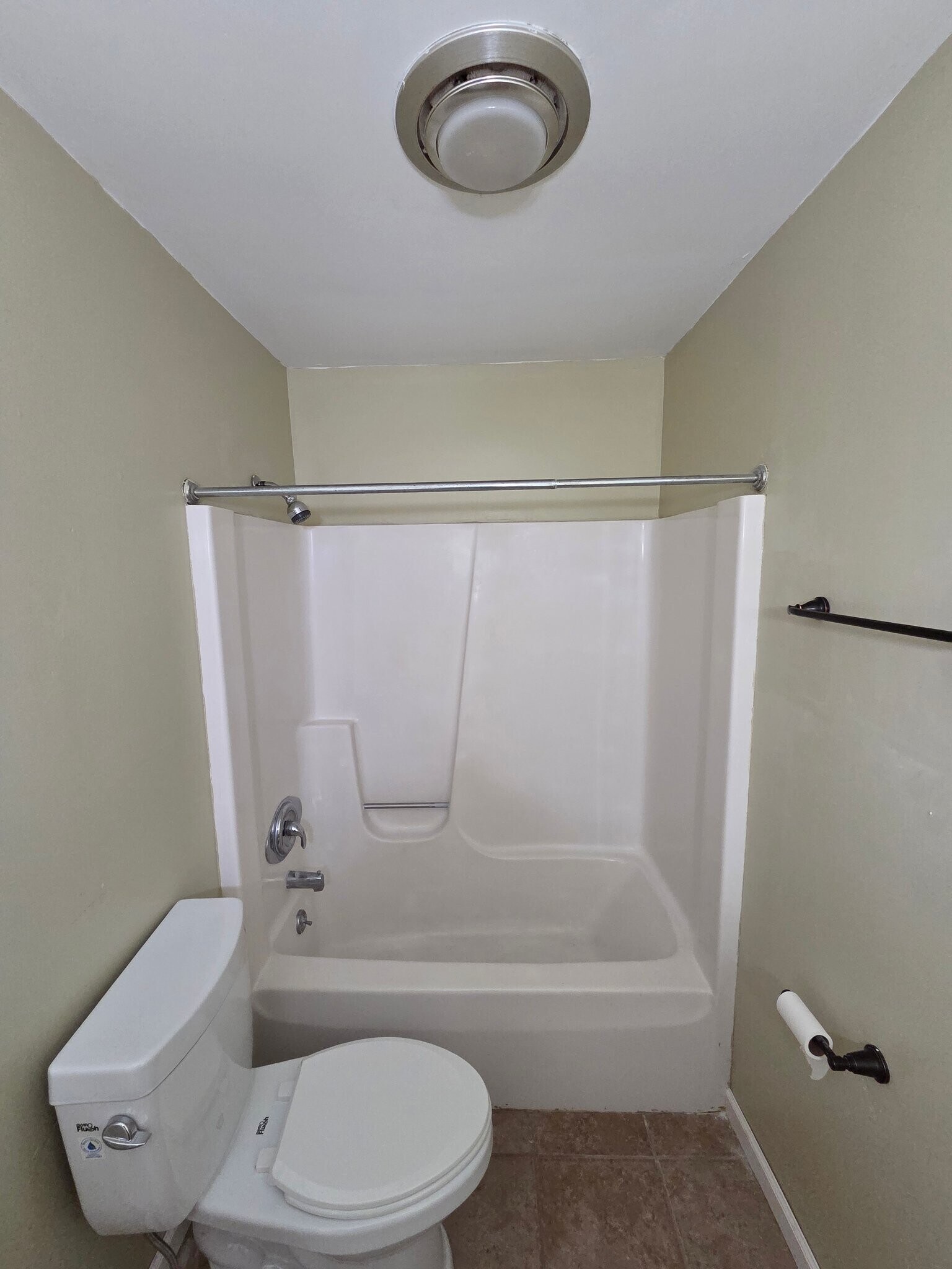 Building Photo - 1611 Lyndhurst Dr