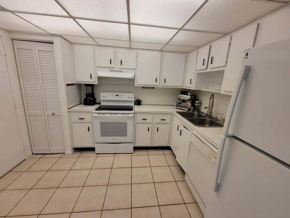 Building Photo - 575 Crandon Blvd