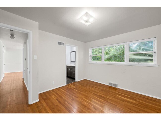 Building Photo - 718 Wenneker Dr