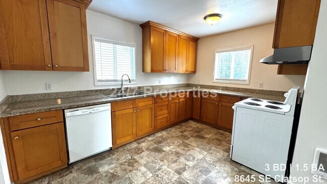Building Photo - Bright 3BD I 1.5BA Home w/ Large Yard - SE Portland