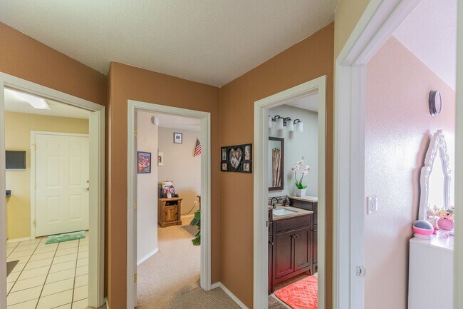 Building Photo - 3 bed 2 bath beautiful home!