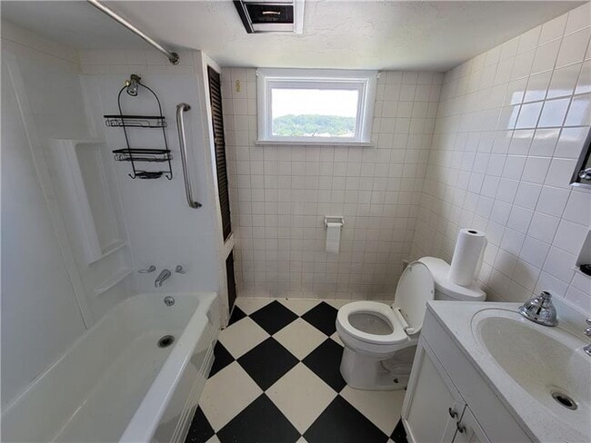 Building Photo - 404 W Cunningham St