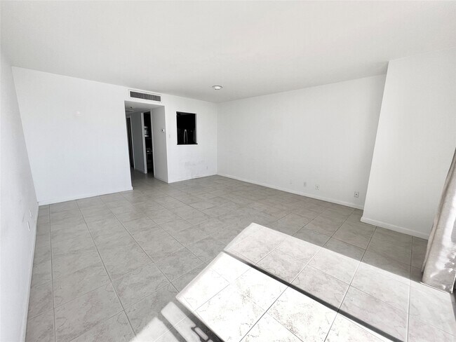 Building Photo - 2016 Main St