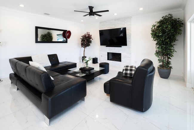 Building Photo - 41215 Carlotta Dr