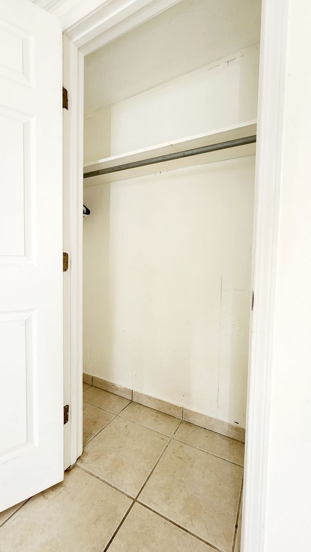 Building Photo - Budget friendly 1 Bed / 1 Bath blocks away...