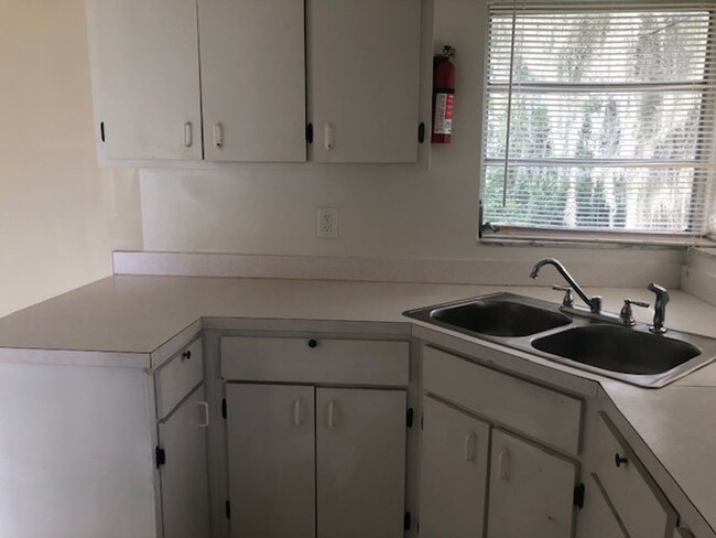 Building Photo - 3 Bed 2 full Bathroom Home Pet Friendly Se...