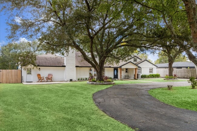 Building Photo - 205 W Bayou Dr