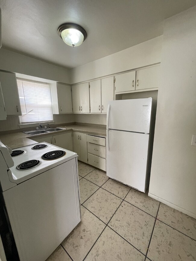 Building Photo - 2-Bedroom, 1 Bathroom Apartment Available ...