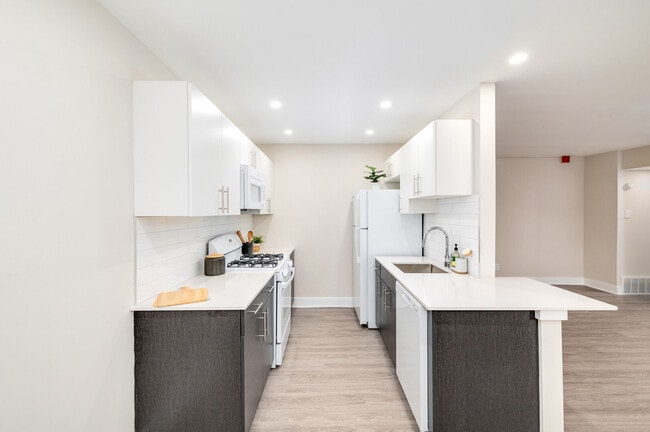 Building Photo - Pine Manor Apartments