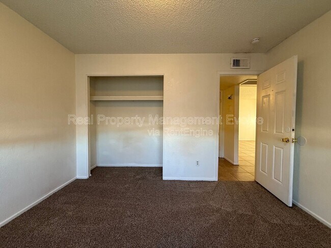 Building Photo - 1905 N Center St