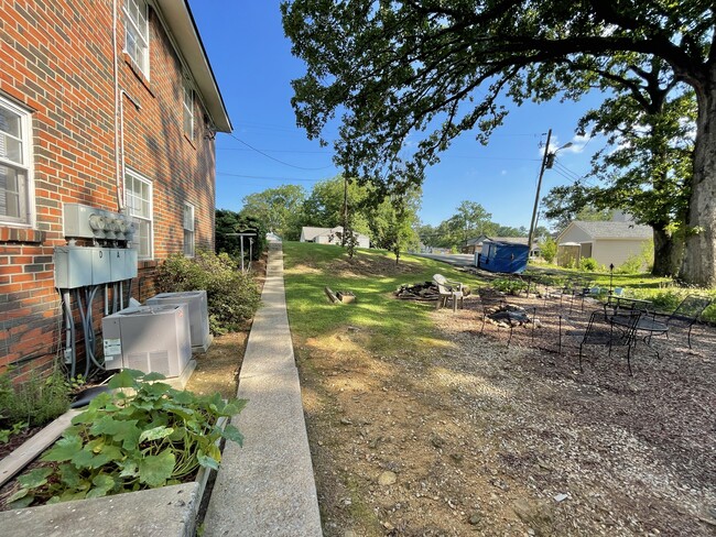 Shared backyard - 1900 Courtney Dr