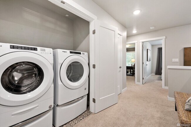 Building Photo - Beautiful recently built 3 bedroom 2.5 bathroom townhome in Lake Stevens!!