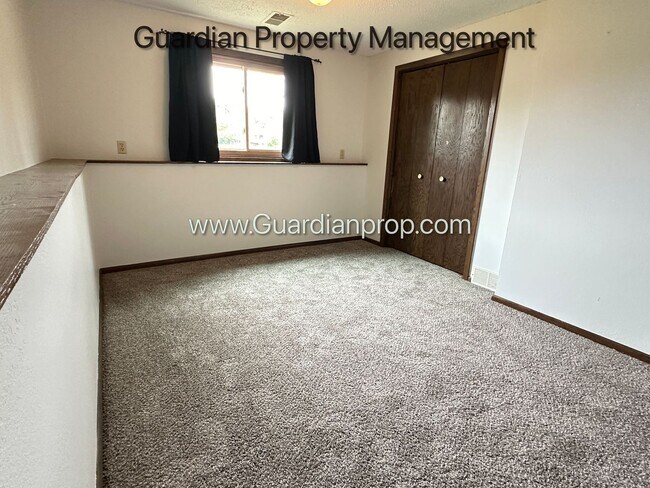 Building Photo - Crystal Single Family Home, Large Fenced Back Yard, 2 Car Garage, Dishwasher, Available Sept 1st