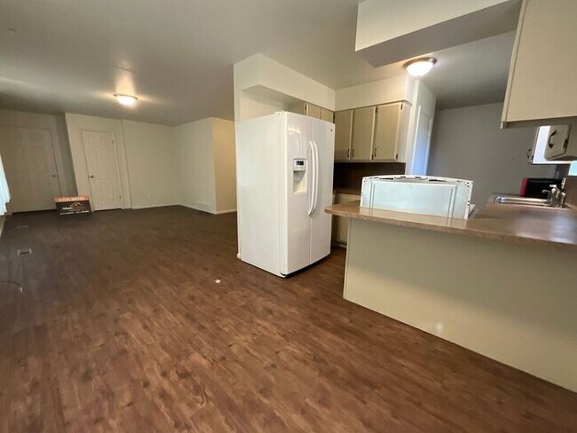 Building Photo - 4 Bedroom 2 Bath Duplex- Carport