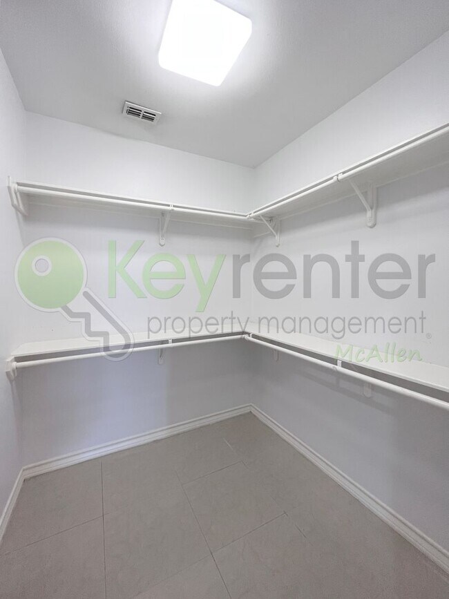 Building Photo - Beautiful 4B/2.5B Home in Mcallen