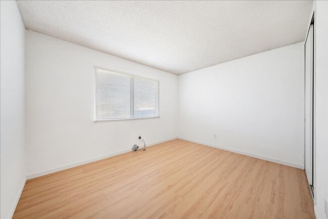 Building Photo - 2549 Notre Dame Dr