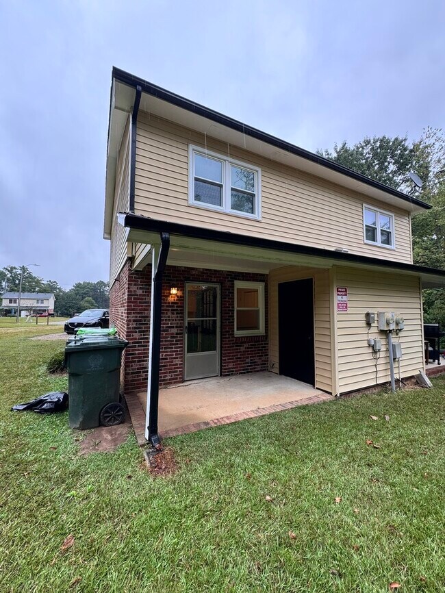 Building Photo - Adorable 2 bed 1 bath townhome! Short Dist...