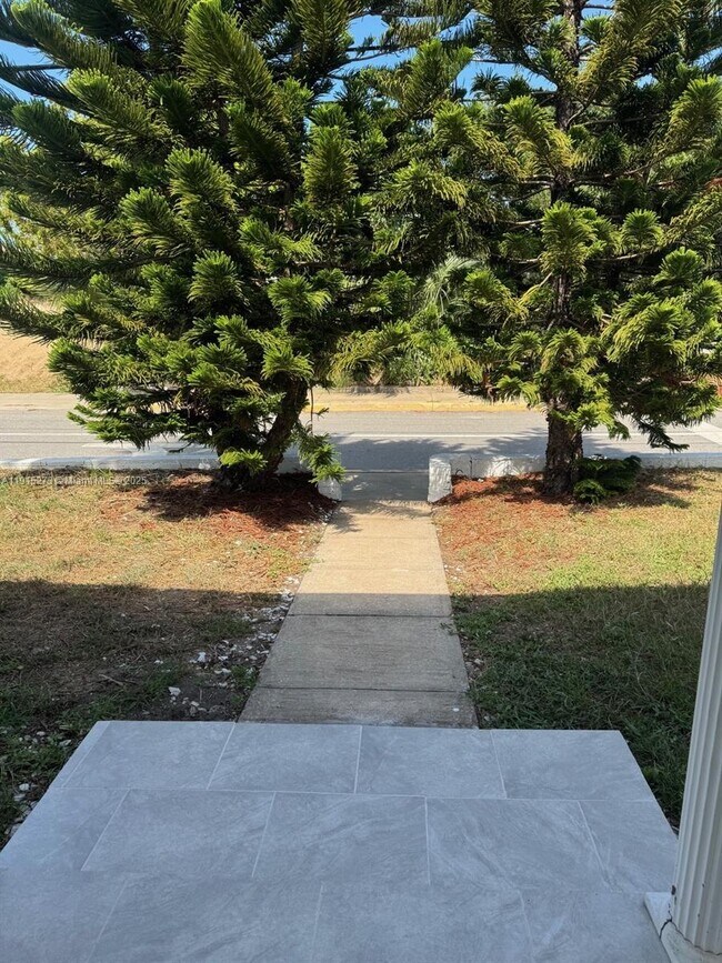 Primary Photo - 46 S Oleander Ave