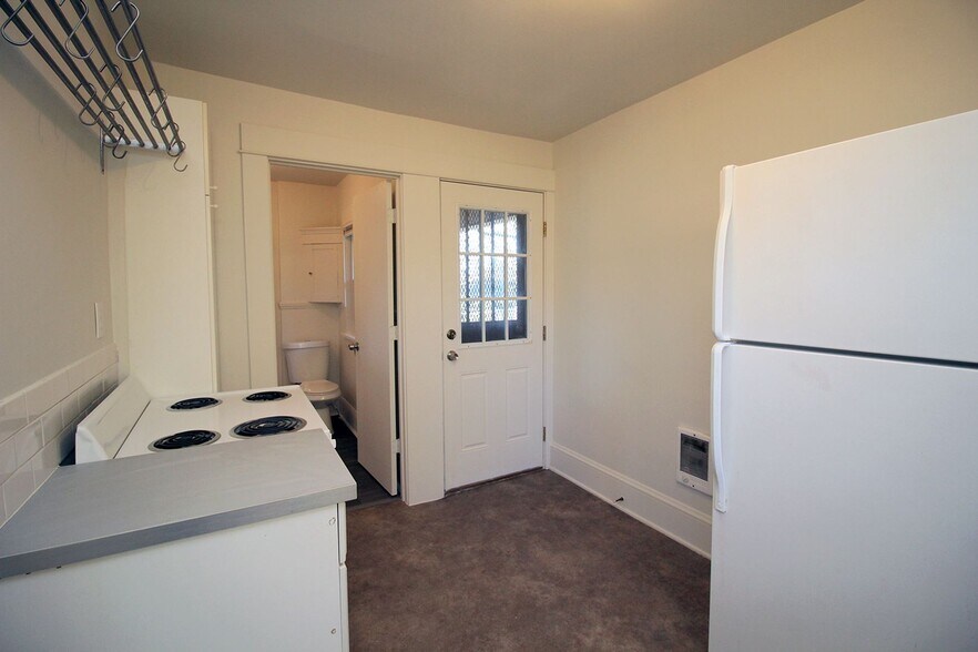 Building Photo - 5005-5007-5007 N Kerby Ave