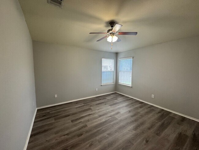 Building Photo - Freshly Renovated Midway ISD Home