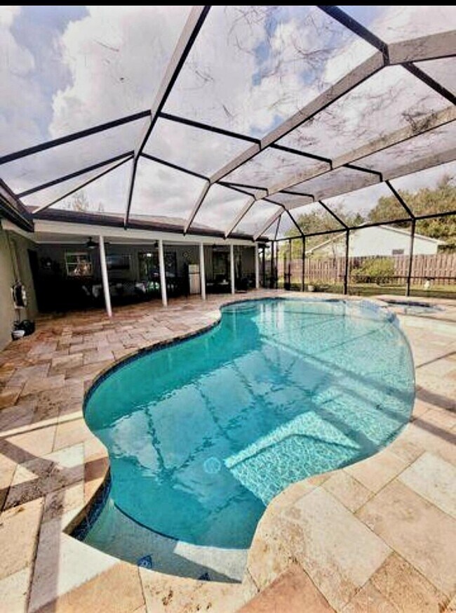 Building Photo - 1697 SW Clover St