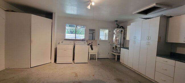 Building Photo - 2 Bedroom Condo Near Sacramento River Trail