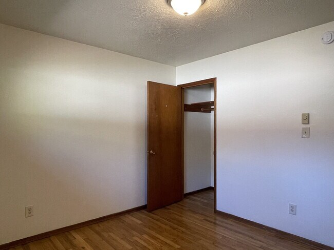 Building Photo - 2 Bedroom / 1 Bathroom Ground-Floor Apartment on SE Gladstone