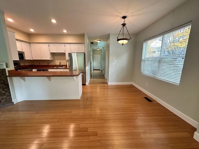 Building Photo - 2 Bed, 2 1/2 Bath townhome close to the River! Free month's rent on a 1 year lease!