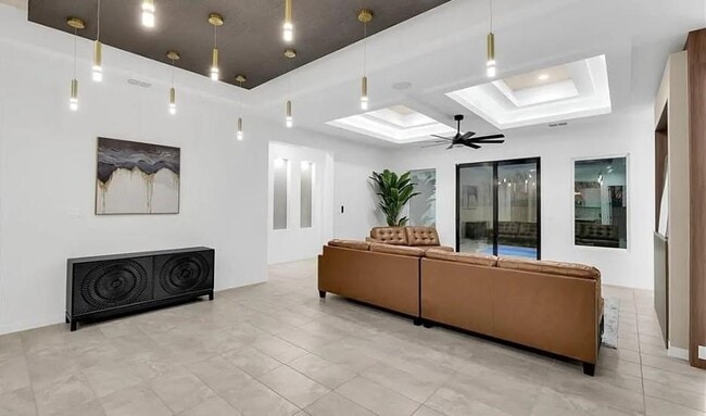 Building Photo - 2704 W Hatfield Ave