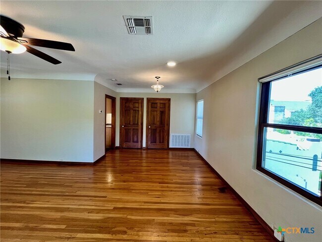 Building Photo - 755 N Austin St
