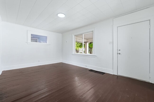 Building Photo - 3 BR - Classic Charm Meets Modern Living