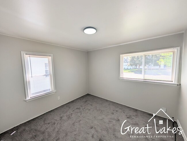 Building Photo - Stunning 2 Bedroom 1 Bathroom now availabl...