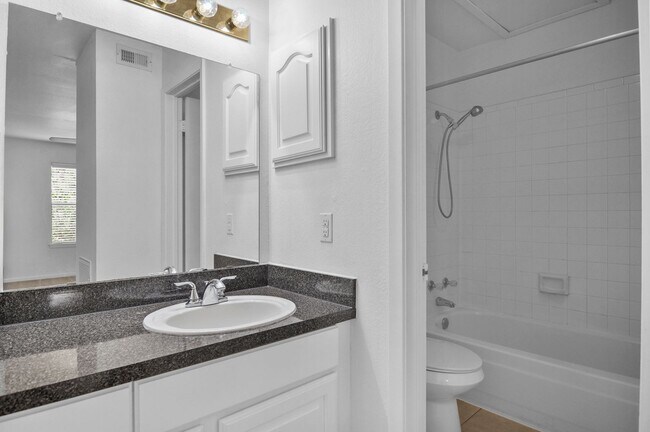 Building Photo - Beautiful Gated Townhome Great Location